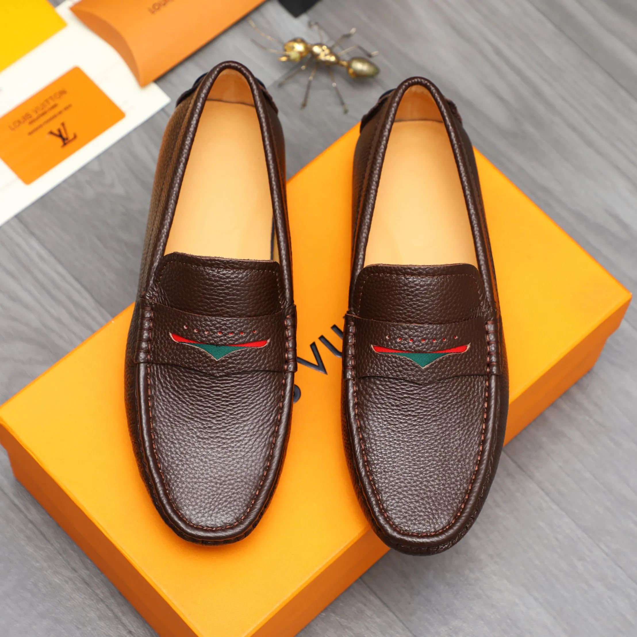 Men's shoes 💰360 Product trademark: LV "Louis Vuitton" casual slip-on men's shoes Regular size: 38-45 Product material: Selected pebbled cowhide upper, pigskin lining, rubber outsole